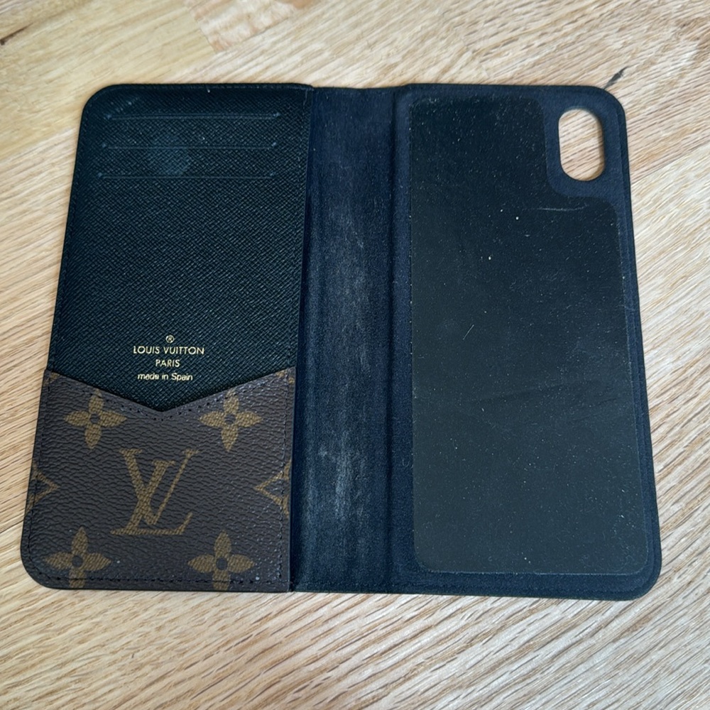 Authentic Louis Vuitton phone case, with credit card holder - Picture 2 of 7
